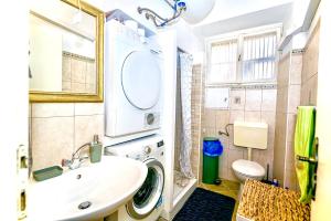 um banheiro com pia e máquina de lavar em Large Three Bedroom, Center of Old Town em Dubrovnik