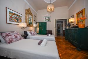 um quarto com 2 camas e uma cómoda verde em Large Three Bedroom, Center of Old Town em Dubrovnik
