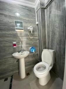 イスタンブールにあるRetro Suitesのトイレと洗面台付きのバスルーム +15枚の写真