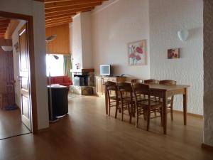 comedor con mesa y sillas en Residence Panorama en Villars-sur-Ollon
