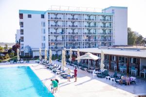Bazén v ubytování Hotel Carmen Azzuro nebo v jeho okolí