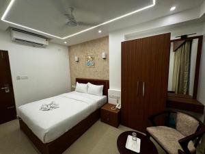 a hotel room with a bed and a chair at Hotel Royal Luxe - US consulate, Apollo hospital, Sankara natralya in Chennai