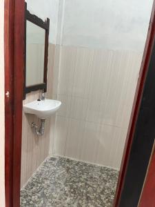 Bilik mandi di Para para cafe & cottage