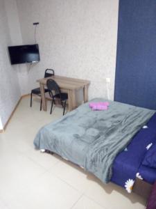 Postel nebo postele na pokoji v ubytování Gldani-house