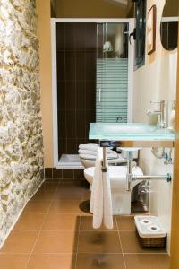 baño con 3 aseos y lavamanos en Ronda Navarra by Valdesierra, en Béjar