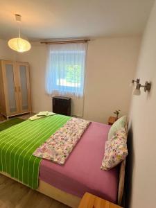 Posteľ alebo postele v izbe v ubytovaní Elvira Apartman
