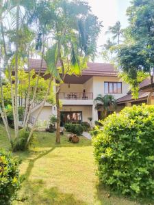 a view of a house from the garden at Samui Tonggad Resort in Koh Samui 