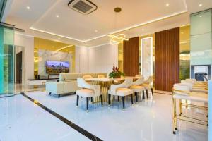 Un comedor con mesa y sillas en Nayana 4 BR Private Pool Villa ZN222, en Legian