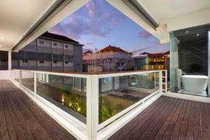 Un balcón abierto con vista a un baño en un edificio. en Nayana 4 BR Private Pool Villa ZN222, en Legian