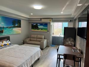 Postel nebo postele na pokoji v ubytování Patong Beach Apartments - 28 SQM - Kitchen, Private Bathroom, Seating Area, 65" Smart TV with free WIFI, walking distance to the Beach