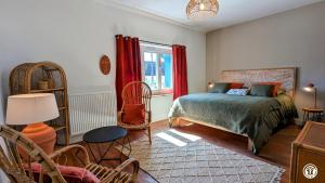 una camera da letto con un letto e una finestra di La Maison Bleue a Tillenay