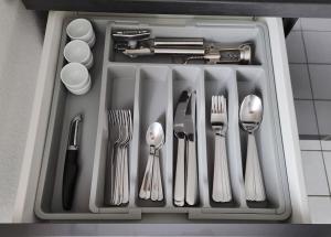 a tray filled with utensils in a kitchen at LIME HOMES Balkon, Küche, Messe, Marienburg in Sarstedt