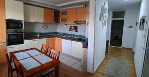 una cucina con tavolo e una sala da pranzo di Apartman Emilija a Bačka Palanka