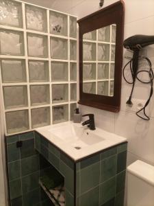 a bathroom with a sink and a mirror at La madrileña 2 in Casabermeja