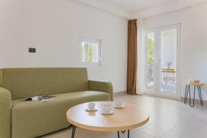 Ein Sitzbereich in der Unterkunft Hotel Delfin