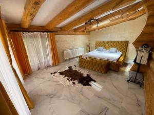 a bedroom with a bed and a marble floor at Cabana Ursilor in Vama