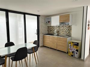 a kitchen and dining room with a table and chairs at Apto 101 Av Las Lajas in Ipiales