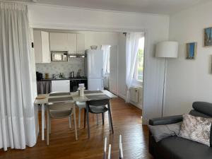 a kitchen and living room with a table and a couch at Parfait pour visiter ou travailler près de Paris - Makalu in Clamart