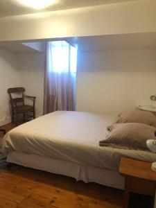 Postel nebo postele na pokoji v ubytování Maison charmante à Saint-Germain-de-Lusignan, parking privé