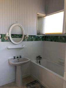 Koupelna v ubytování Maison charmante à Saint-Germain-de-Lusignan, parking privé