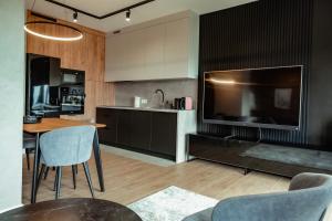 Kuchyňa alebo kuchynka v ubytovaní APARTMENTS NADMOTŁAWIE- Gym, Sauna & Free parking