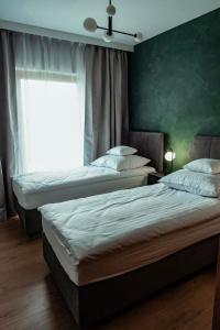 Posteľ alebo postele v izbe v ubytovaní APARTMENTS NADMOTŁAWIE- Gym, Sauna & Free parking + 13 fotografií