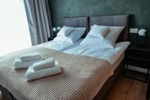 Posteľ alebo postele v izbe v ubytovaní APARTMENTS NADMOTŁAWIE- Gym, Sauna & Free parking