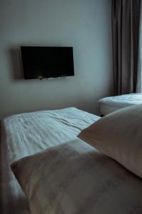 Posteľ alebo postele v izbe v ubytovaní APARTMENTS NADMOTŁAWIE- Gym, Sauna & Free parking