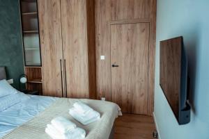 Posteľ alebo postele v izbe v ubytovaní APARTMENTS NADMOTŁAWIE- Gym, Sauna & Free parking
