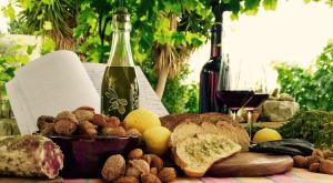 a table with a bunch of bread and a bottle of wine at Ronnavona Casa Vacanze B&B in Chiaramonte Gulfi