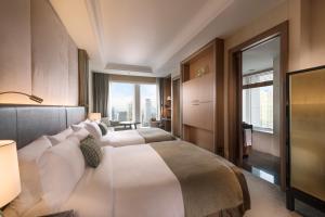 Postel nebo postele na pokoji v ubytování The St. Regis Osaka