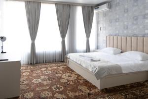 GladzorGladzor Hotel的一间带大床和窗户的卧室