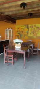 un comedor con una mesa y sillas con flores. en Vincent B&B, en Boussac