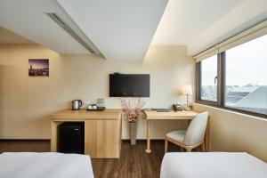 Televiisor ja/või meelelahutuskeskus majutusasutuses Eastin Taipei Hotel