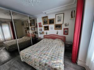 Ένα ή περισσότερα κρεβάτια σε δωμάτιο στο Marie et Igor