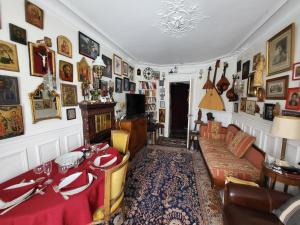 Μια τηλεόραση ή/και κέντρο ψυχαγωγίας στο Marie et Igor