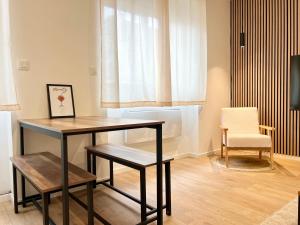 a dining room with a table and a chair at La parenthèse Pictave - centre-ville de Poitiers in Biard +8 photos