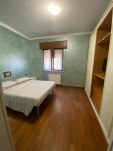 ネットゥーノにあるB&B Le Camelieの大きなベッドと窓のある寝室