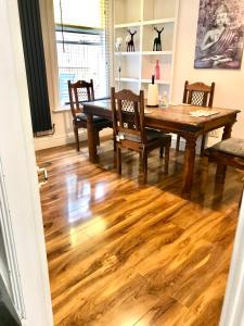 een eetkamer met een houten tafel en stoelen bij Number 14 in Ipswich