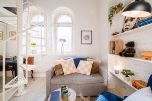 Χώρος καθιστικού στο Central Lux Condo In Downtown +12 φωτογραφίες