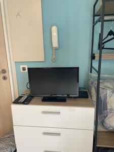 TV a/nebo společenská místnost v ubytování Petit studio avec parking, très bien équipé proche des Thermes et du centre ville Nouvelle literie