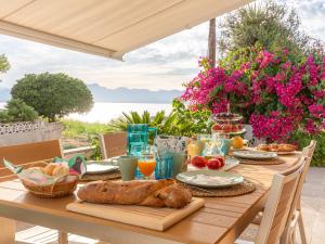 a table with food and drinks and a table with flowers at 274 Villa Manresa ETV 4301 by Mallorca Charme in Alcudia