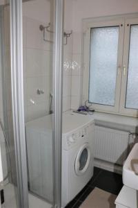 bagno con lavatrice e doccia di Drei Zi App nahe Limbecker Platz und Uni a Essen