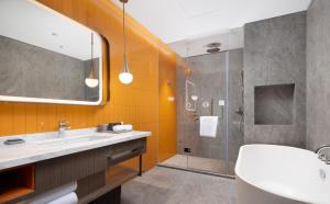 Kylpyhuone majoituspaikassa Home2 by Suite Liaocheng Dongchang