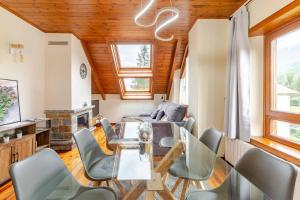 Posezení v ubytování Family Attic Esterri