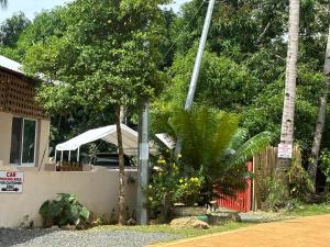 Zahrada ubytování Villa Skanderbeg Guest House Talaudyong Beach