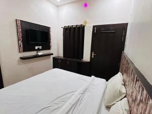 TV a/nebo společenská místnost v ubytování HOTEL ALOK Residency