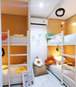 Postel nebo postele na pokoji v ubytování Airhub Hostel Phuket Airport