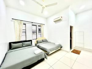 Ένα ή περισσότερα κρεβάτια σε δωμάτιο στο 8 Guest Assam House 1 8 Mins to Town