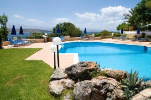 Bazén v ubytovaní Alianthos Suites alebo v jeho blízkosti